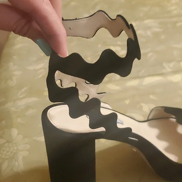 Prada shoes black Prada shoes black heel comes with pra original shoe protector - Picture 10 of 16